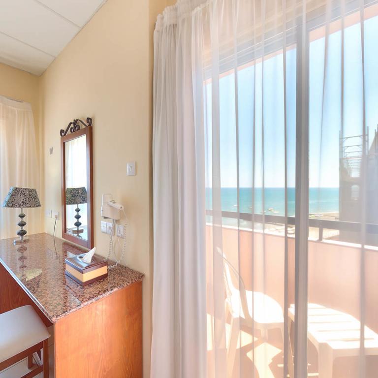 Mackenzie Beach Hotel ลาร์นาคา ภายนอก รูปภาพ
