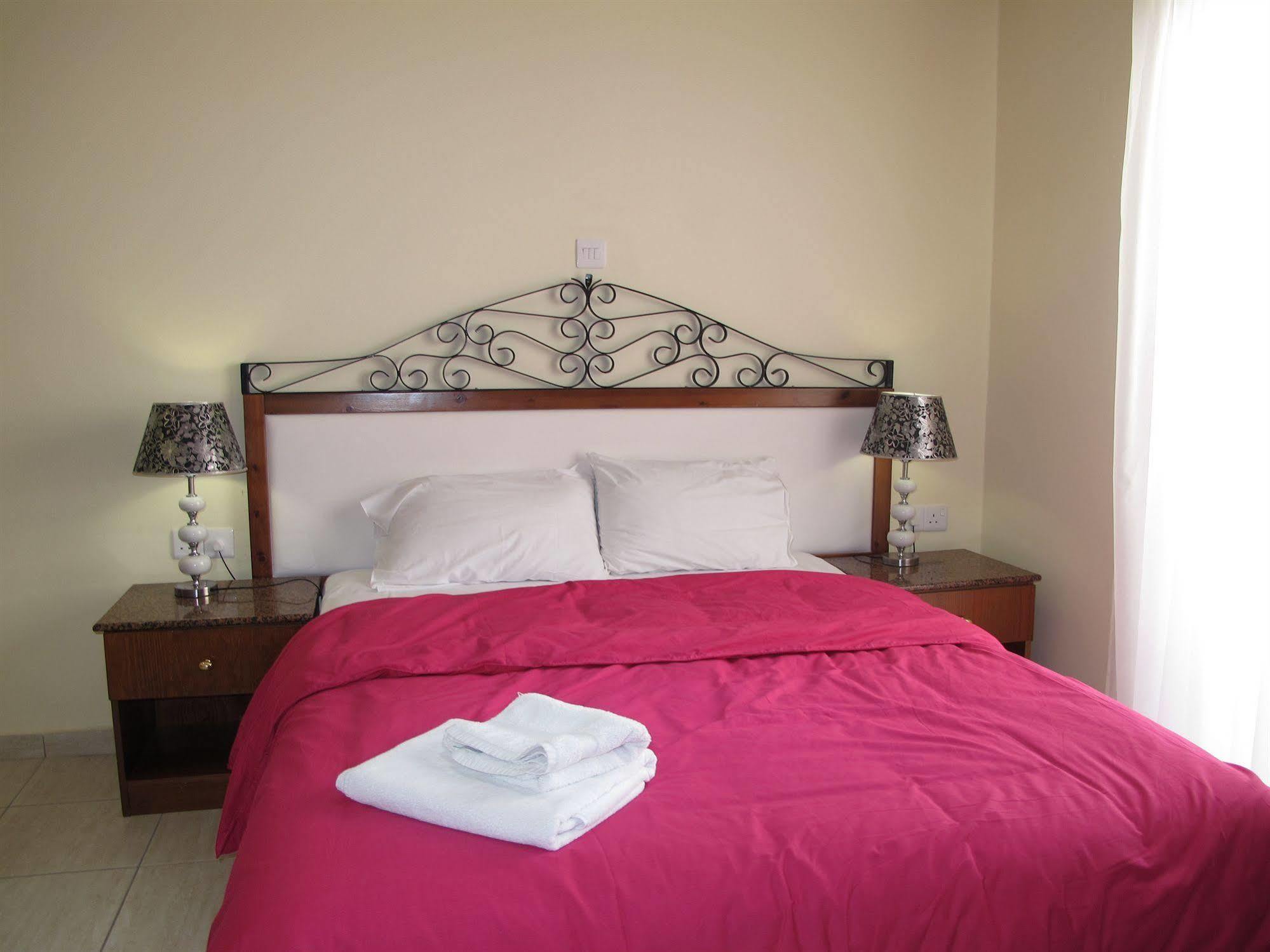 Mackenzie Beach Hotel ลาร์นาคา ภายนอก รูปภาพ