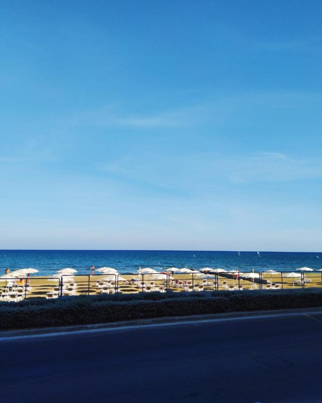 Mackenzie Beach Hotel ลาร์นาคา ภายนอก รูปภาพ