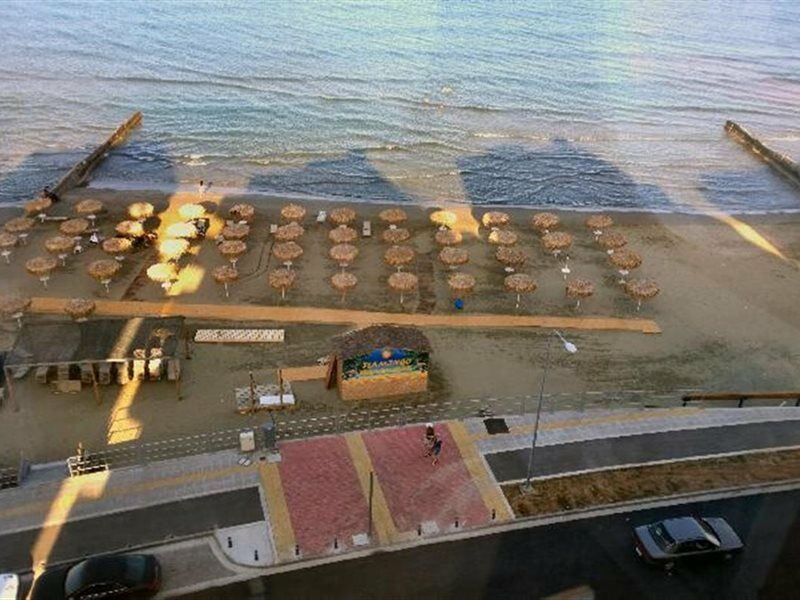 Mackenzie Beach Hotel ลาร์นาคา ภายนอก รูปภาพ