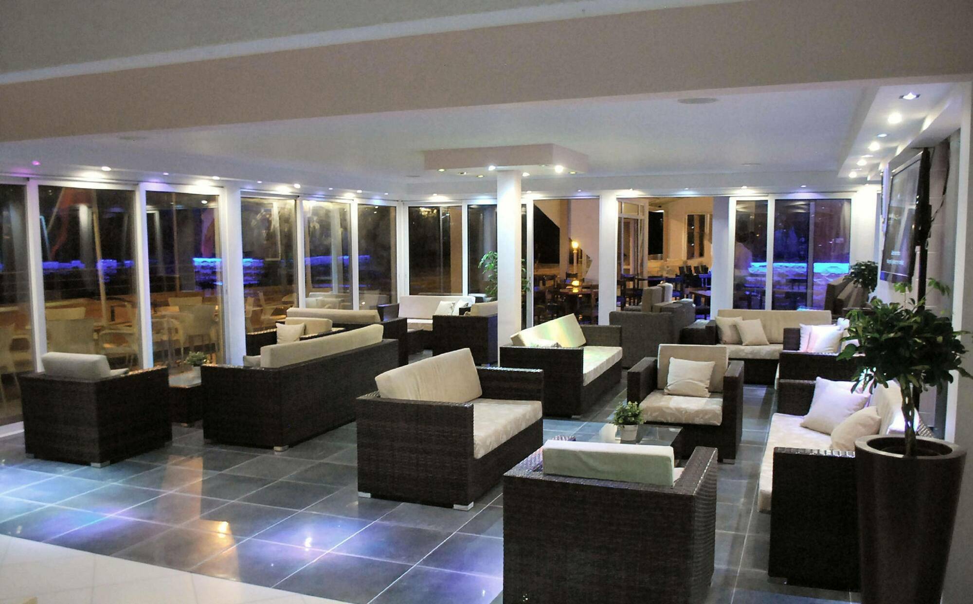 Mackenzie Beach Hotel ลาร์นาคา ภายนอก รูปภาพ